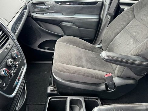 Used 2018 Dodge Grand Caravan SE FWD image 14