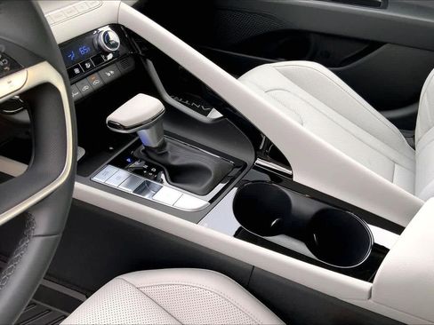 New 2026 Hyundai Elantra Limited FWD image 8