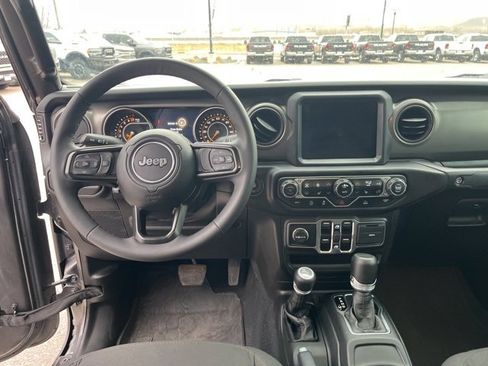 Used 2023 Jeep Gladiator Willys image 19