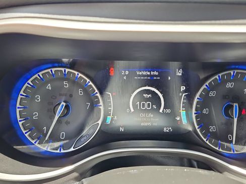 Used 2023 Chrysler Pacifica Touring-L FWD image 15