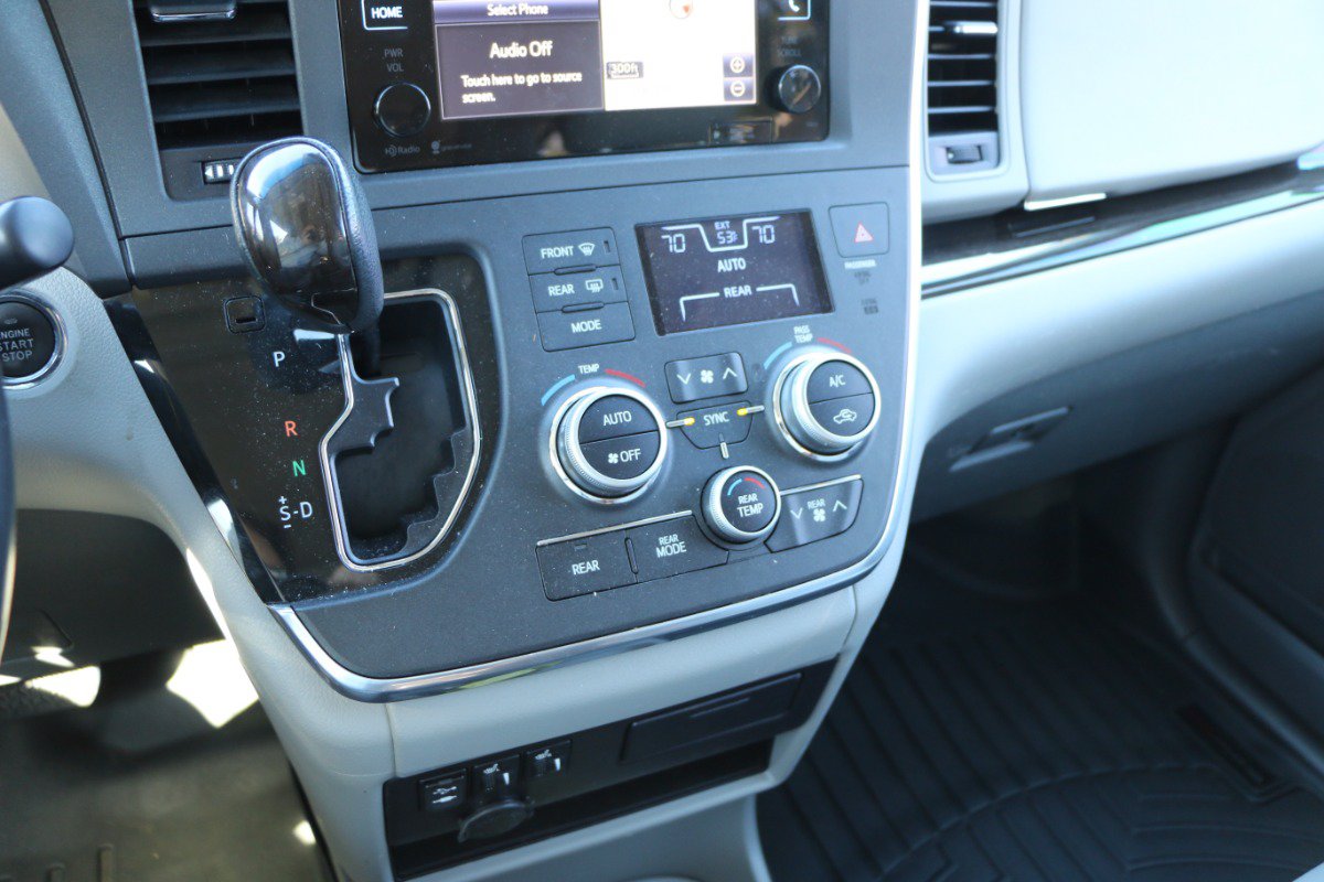 Used 2015 Toyota Sienna XLE w/ XLE Navigation Package FWD image 22
