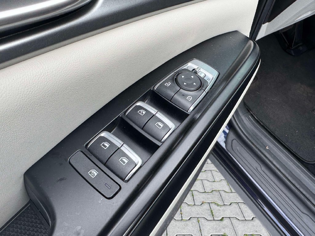 Certified 2024 Kia Carnival LX FWD image 20