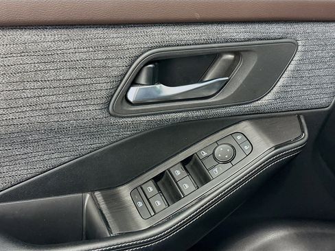 Used 2023 Nissan Rogue SV image 15