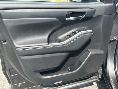 Used 2024 Toyota Highlander XLE AWD/4WD image 18