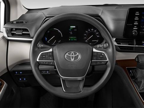 Used 2025 Toyota Sienna LE AWD/4WD image 5