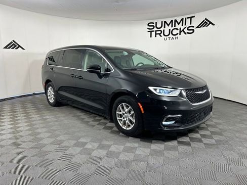 Used 2023 Chrysler Pacifica Touring-L FWD image 2