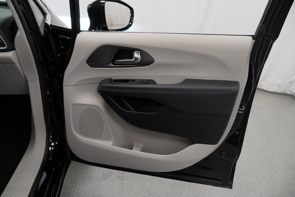 Certified 2024 Chrysler Pacifica Touring-L FWD image 46