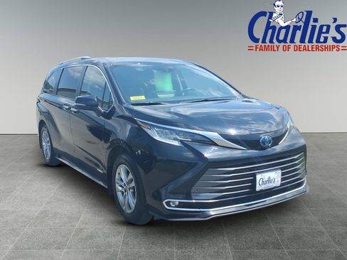 Used 2021 Toyota Sienna Limited AWD/4WD image 3