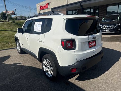 Used 2018 Jeep Renegade Latitude FWD image 2