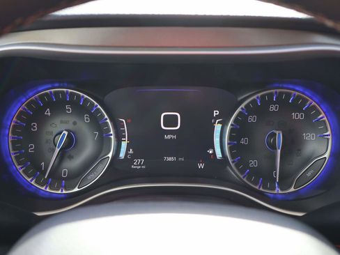 Used 2023 Chrysler Pacifica Touring-L FWD image 15