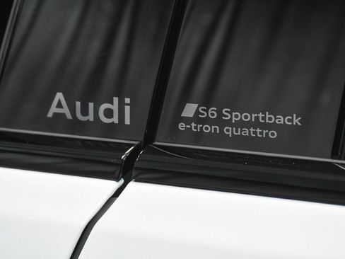 Used 2025 Audi S6 e-tron Prestige w/ 21" Black Optic Package image 14