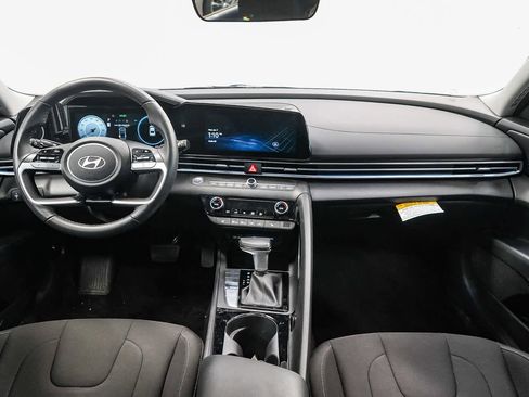 Used 2025 Hyundai Elantra SEL image 12