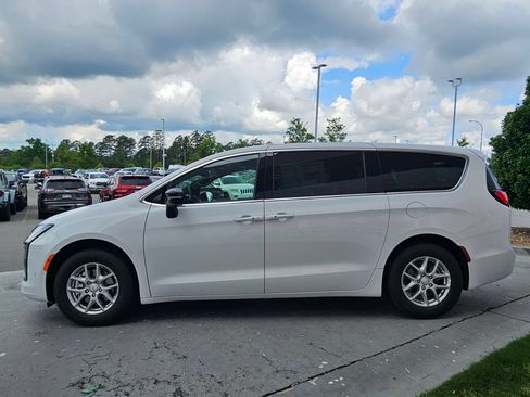 New 2027 Chrysler Pacifica Select FWD image 4