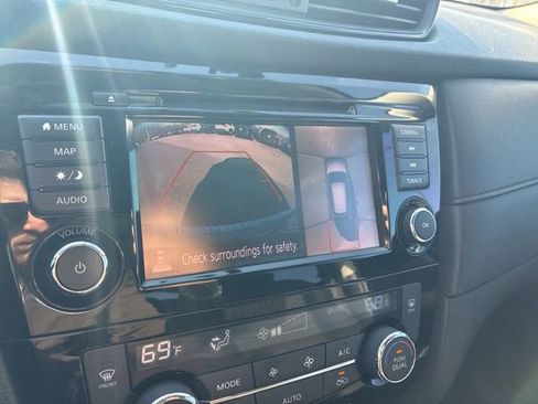 Used 2018 Nissan Rogue SV w/ Premium Package image 13