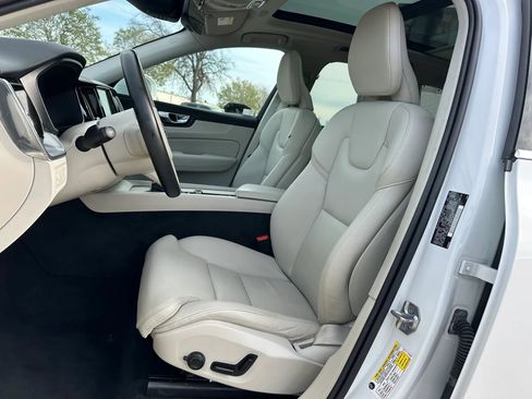 Used 2019 Volvo XC60 T5 Momentum w/ Premium Package image 14