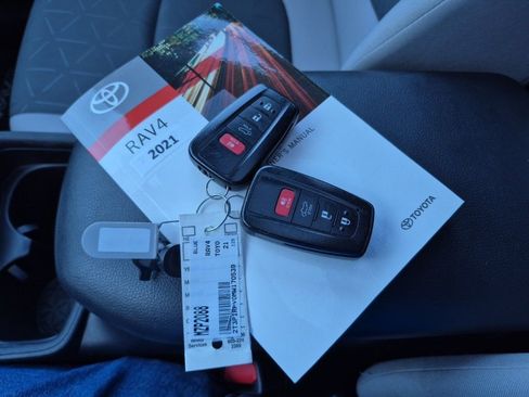 Used 2021 Toyota RAV4 XLE w/ Convenience Package image 33