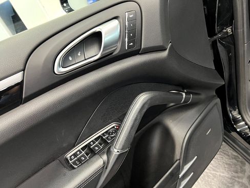 Used 2018 Porsche Cayenne Platinum Edition image 28