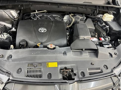 Used 2018 Toyota Highlander SE w/ Carpet Mat Package (TMS) AWD/4WD image 29