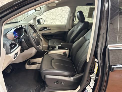 Used 2024 Chrysler Pacifica Limited FWD image 26