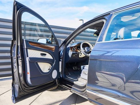 Used 2021 Bentley Bentayga image 28