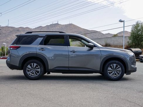 Used 2025 Nissan Pathfinder SV FWD image 3