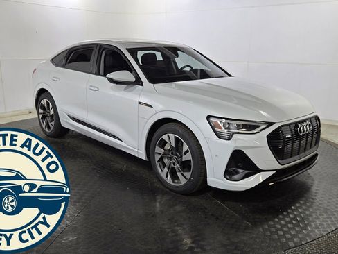 Used 2022 Audi e-tron Premium w/ Convenience Plus Package image 1