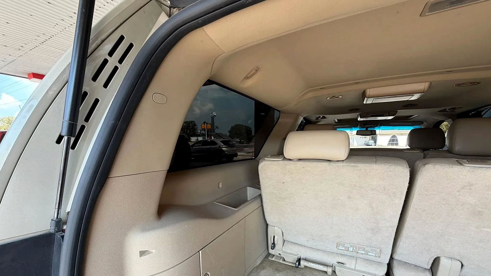 Used 2014 Chevrolet Suburban LT RWD image 12