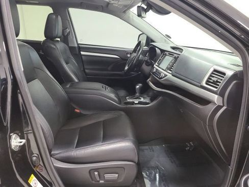 Used 2018 Toyota Highlander XLE AWD/4WD image 17