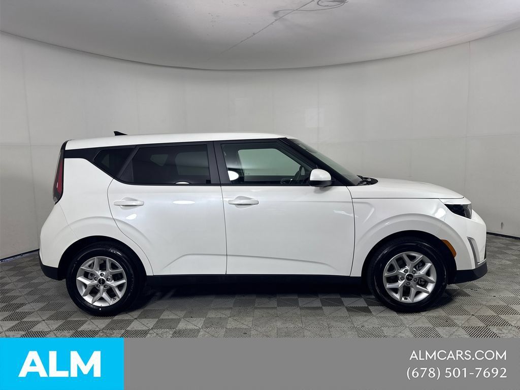 Used 2025 Kia Soul LX w/ LX Technology Package FWD image 4
