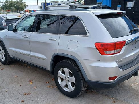 Used 2011 Jeep Grand Cherokee Laredo AWD/4WD image 3