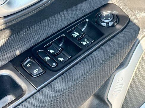 Used 2021 Jeep Renegade Latitude FWD image 15