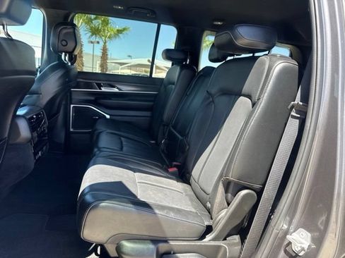 Certified 2023 Jeep Wagoneer Series III w/ Preferred Equipment Group AWD/4WD image 10