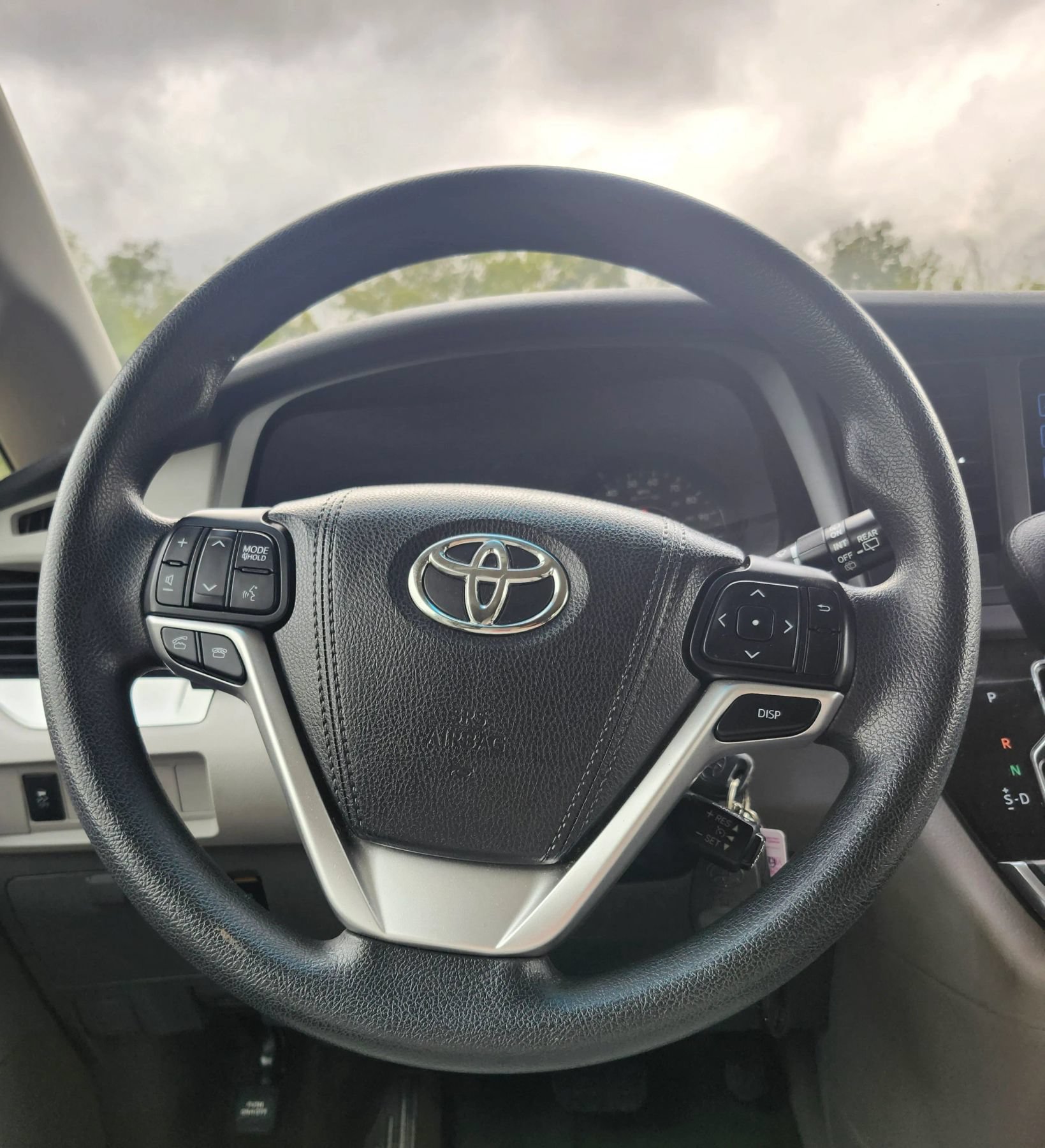 Used 2016 Toyota Sienna LE w/ Four Season Floor Mat Package FWD image 25