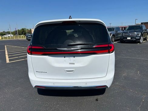 Used 2024 Chrysler Pacifica Touring-L FWD image 10