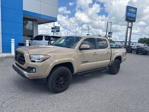 Used 2018 Toyota Tacoma SR5 RWD image 2