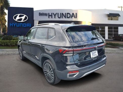 Used 2025 Volkswagen Taos SE FWD image 4