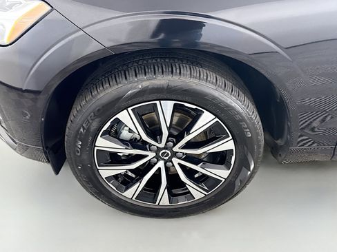 Used 2025 Volvo XC60 B5 Plus image 38