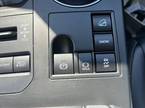 Used 2023 Toyota Highlander XLE AWD/4WD image 30