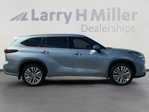 Used 2024 Toyota Highlander Platinum image 6