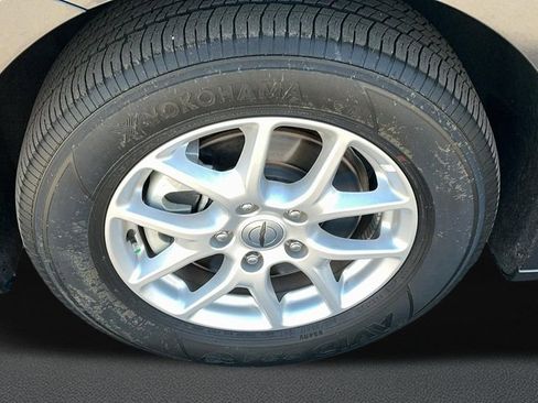 Used 2023 Chrysler Voyager LX image 10