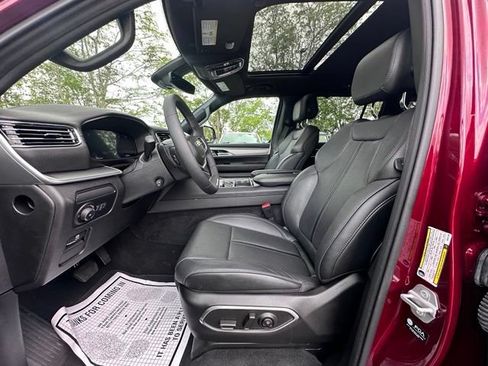 Used 2025 Jeep Wagoneer Series III w/ Premium Group I AWD/4WD image 27