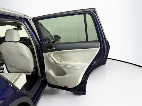 Used 2023 Volkswagen Tiguan SE w/ Panoramic Sunroof Package FWD image 30
