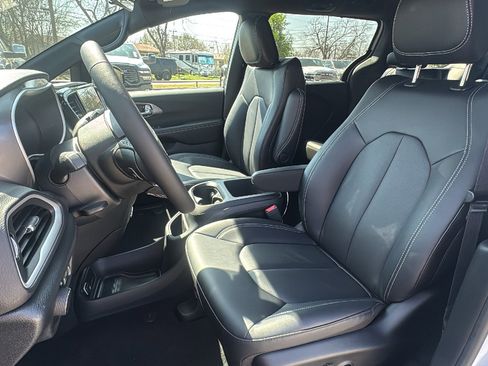 New 2026 Chrysler Voyager LX image 13