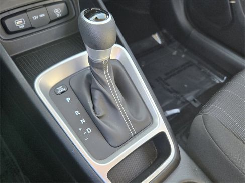 Certified 2025 Hyundai Venue SE image 24