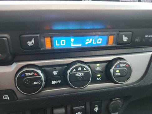 Used 2022 Toyota Tacoma Limited AWD/4WD image 29