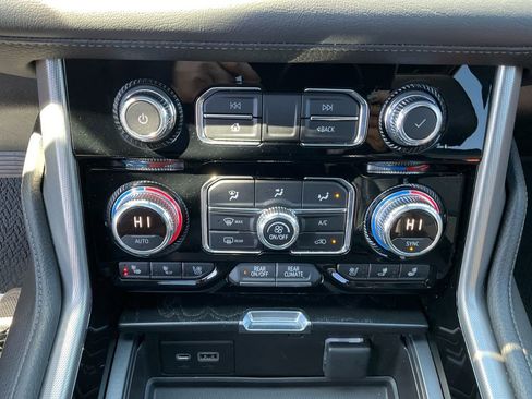 Used 2021 GMC Yukon XL Denali w/ Denali Premium Package image 22