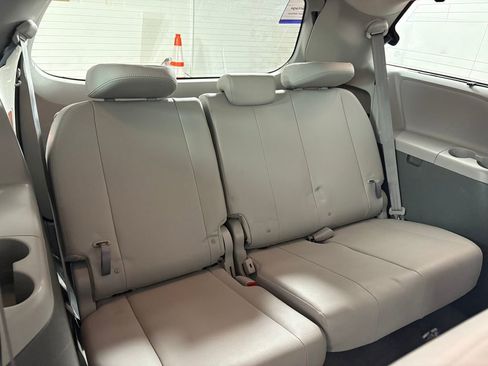 Used 2018 Toyota Sienna XLE w/ XLE Navigation Package image 35