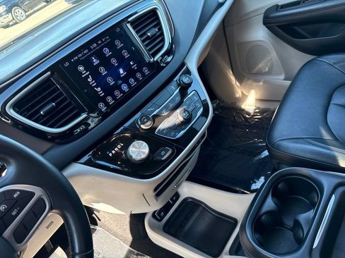 Used 2017 Chrysler Pacifica Touring-L w/ Tire & Wheel Group FWD image 30