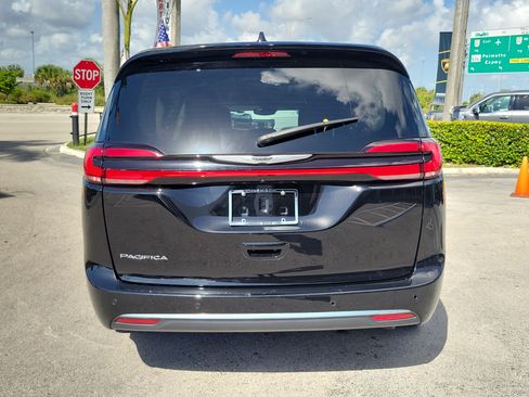 Used 2024 Chrysler Pacifica Touring-L FWD image 6