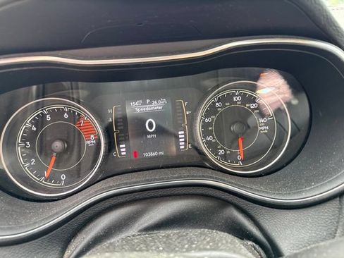 Used 2021 Jeep Cherokee Latitude Lux w/ Mopar Interior Package AWD/4WD image 8